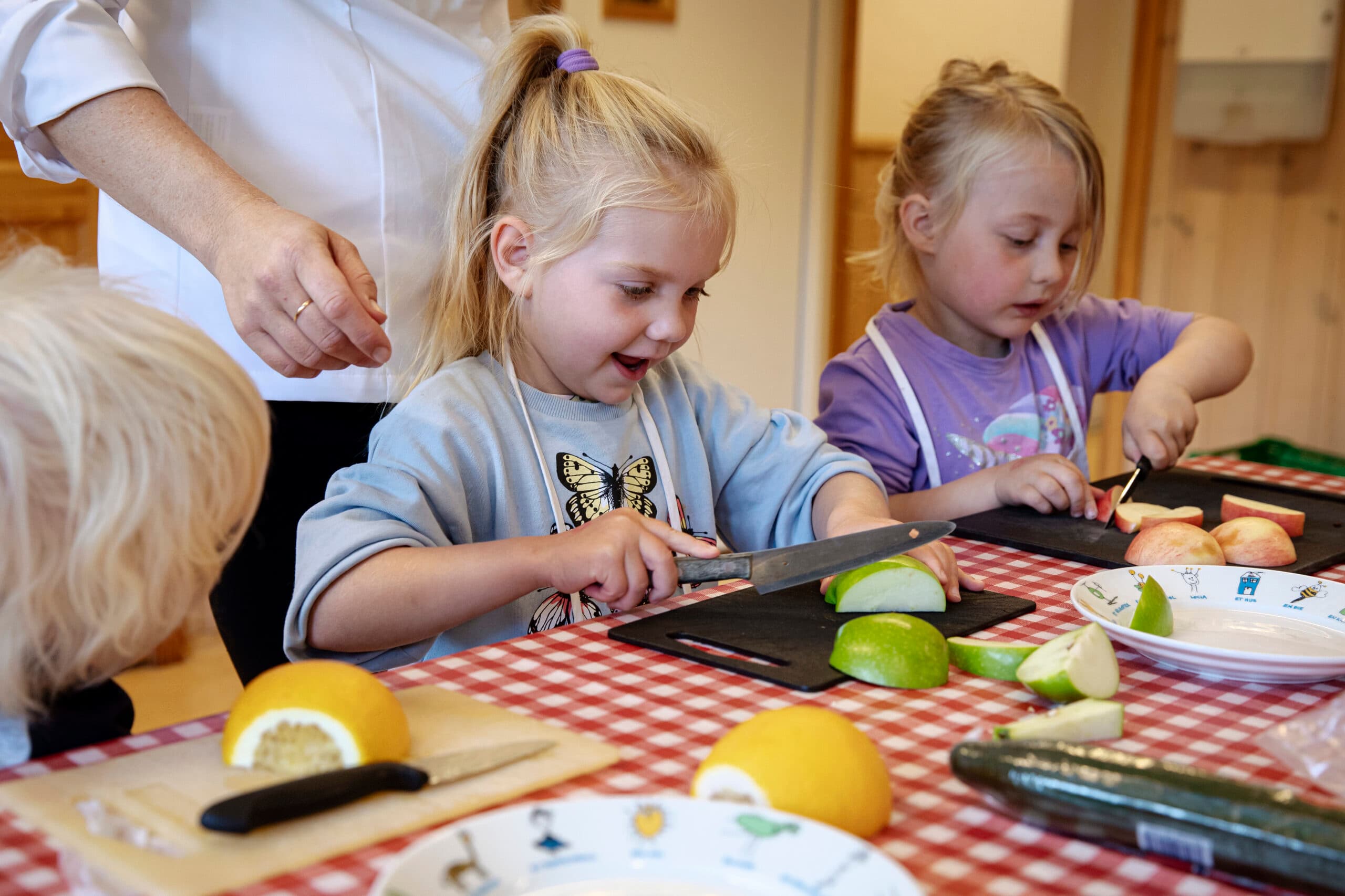 Barn skjærer frukt