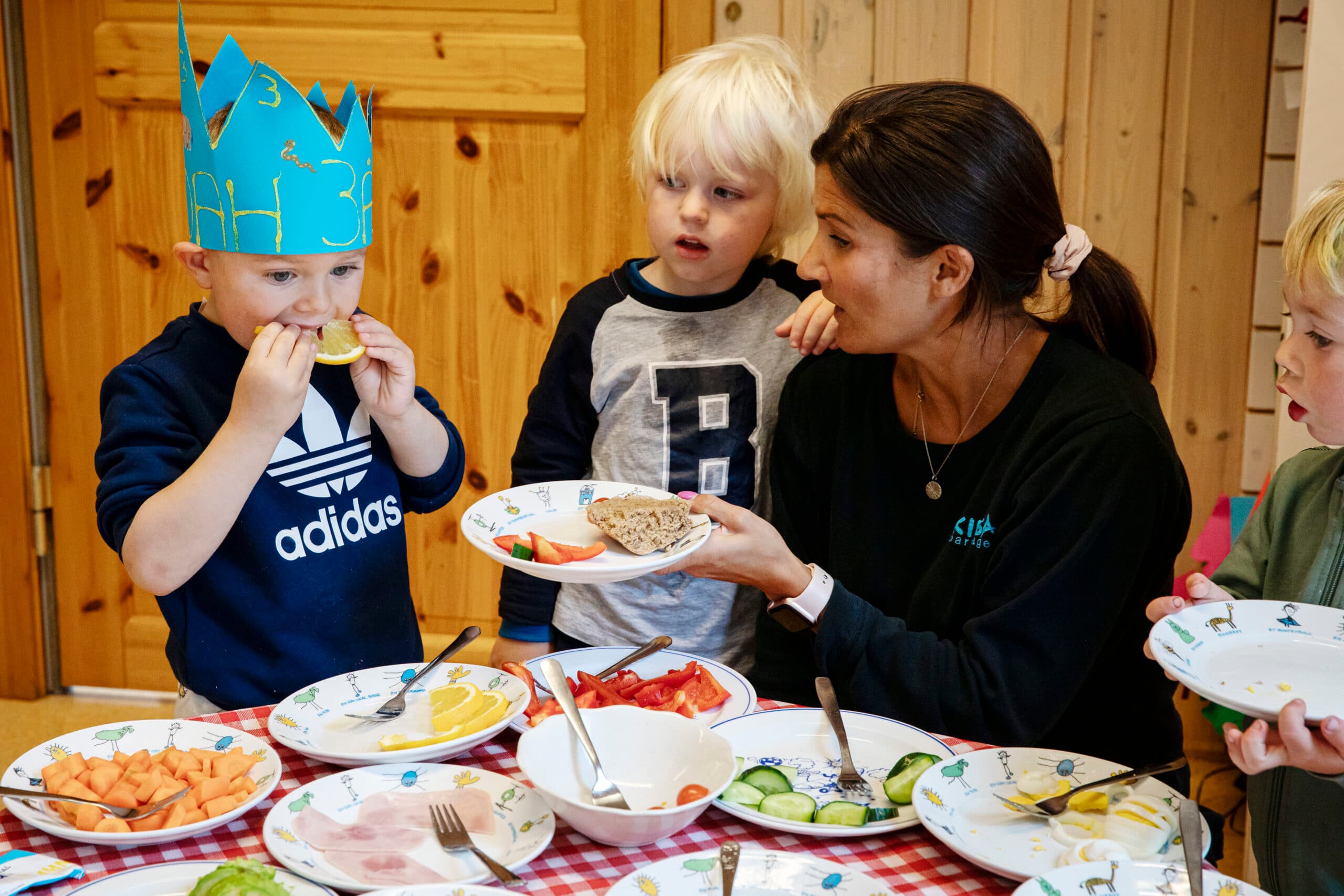 Smøremåltid i barnehagen. Måltidsglede