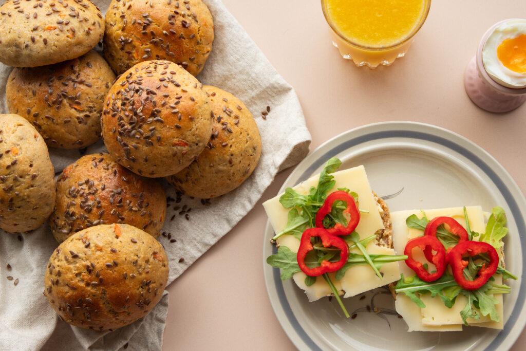 Enkle, grove rundstykker med gulrot