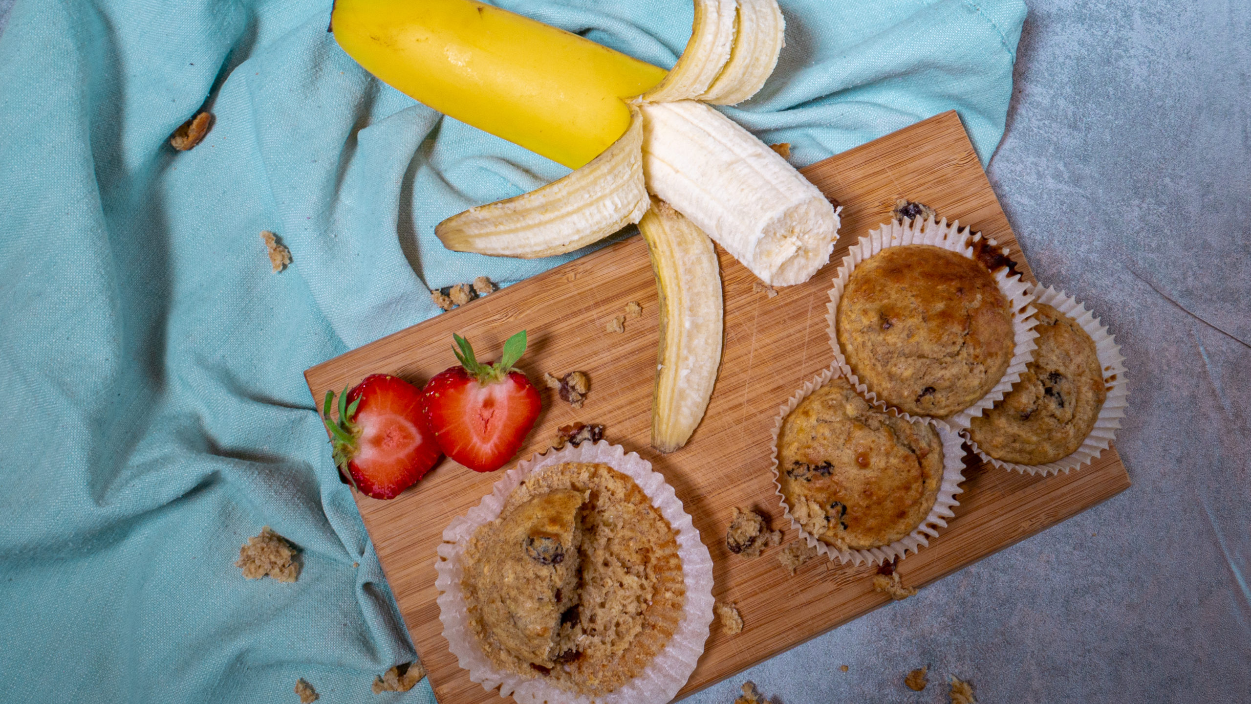 grove muffins og banan på et skjærebrett